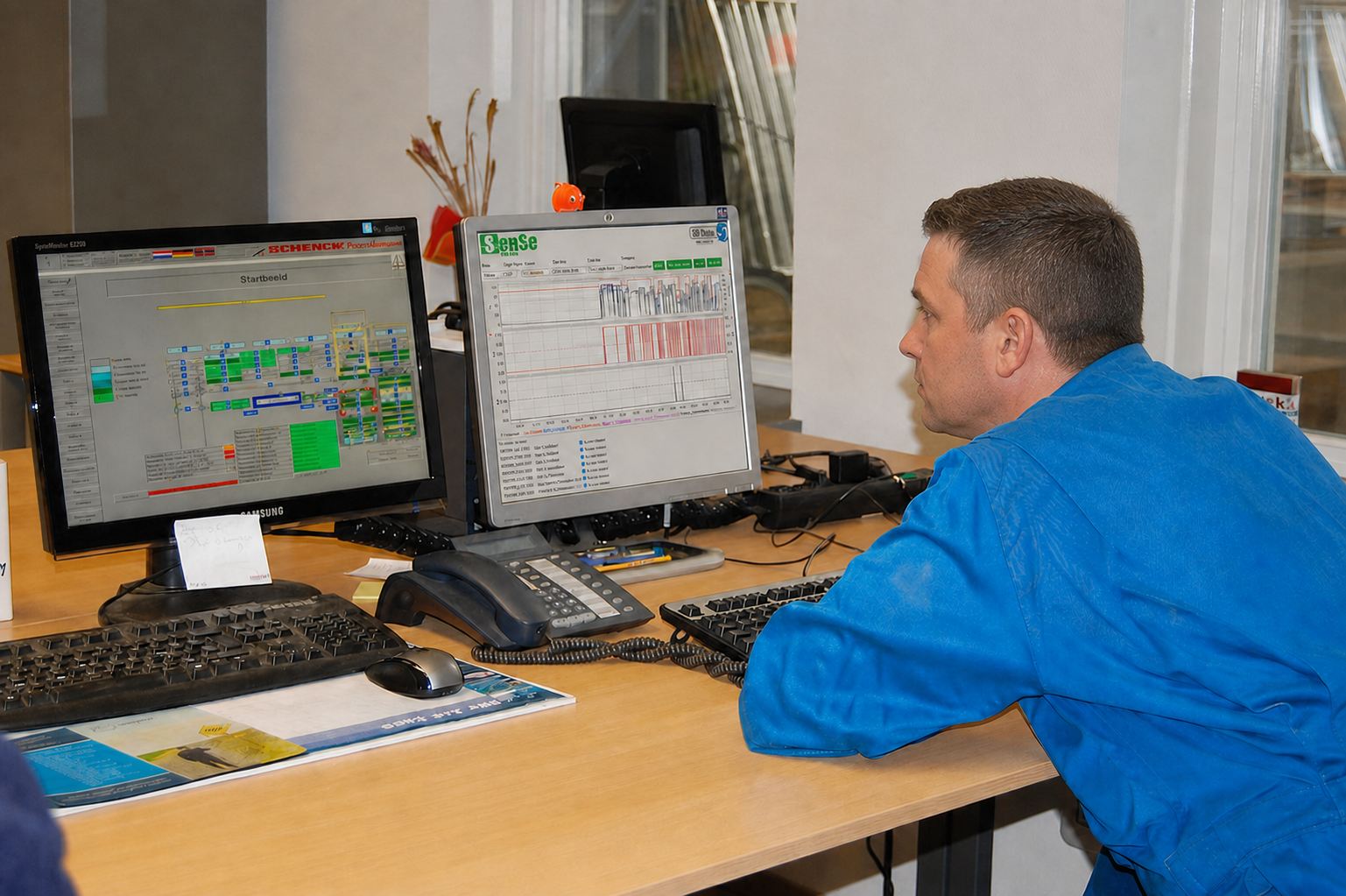 Operator vergelijkt machinebesturing met historische procesdata in SenSe