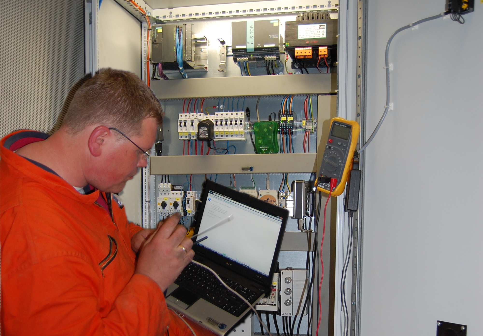 Ingenieur bei der Konfiguration eines industriellen Schaltschranks